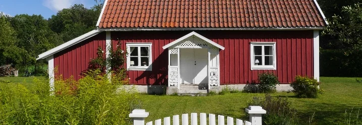 Rotes Schwedenhaus mit Garten